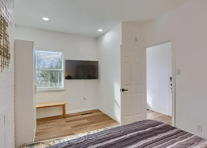 Modern And Stylish Two Bedroom In With Parking Pittsburgh