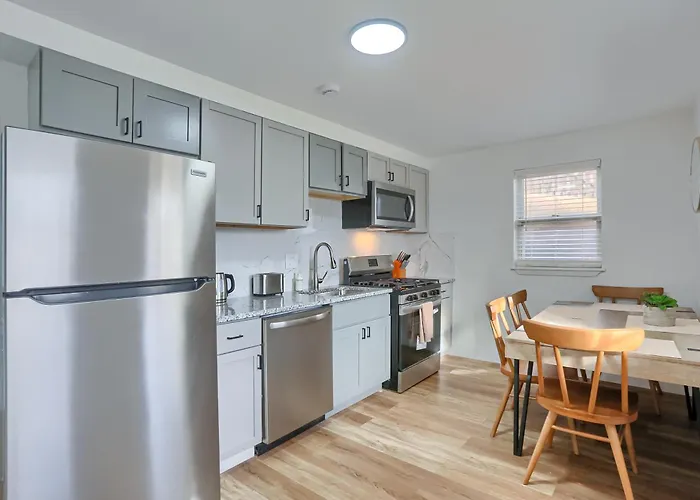 Modern And Stylish Two Bedroom In With Parking
