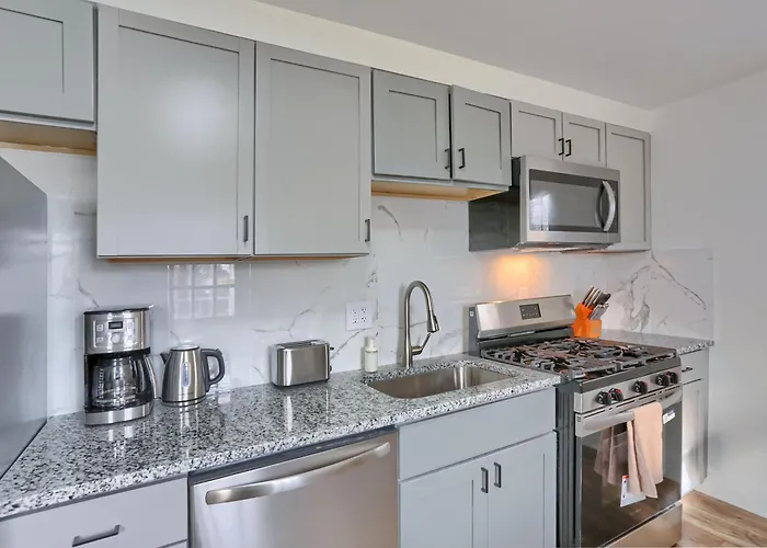 Modern And Stylish Two Bedroom In With Parking *