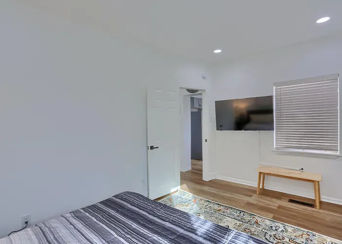 Modern And Stylish Two Bedroom In With Parking * Pittsburgh