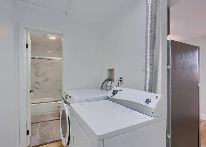 Modern And Stylish Two Bedroom In With Parking Apartment *