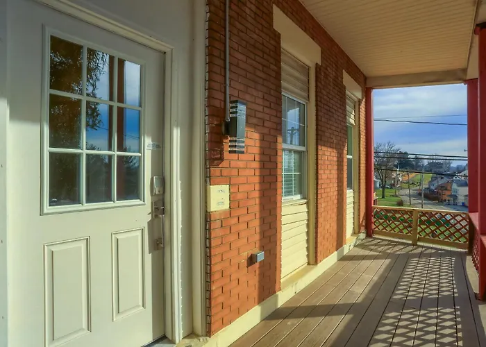 Modern And Stylish Two Bedroom In With Parking Apartment