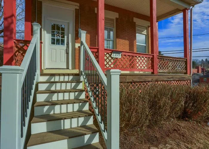 Modern And Stylish Two Bedroom In With Parking Apartment